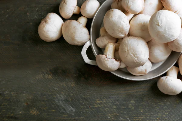 Paddestoelen in kom op houten oppervlak — Stockfoto