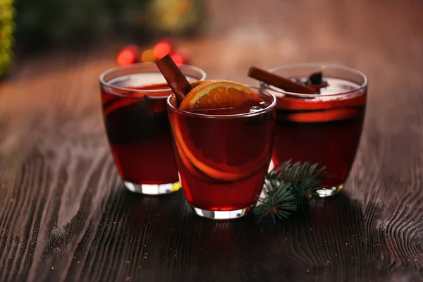 Ahşap masa üzerinde mulled şarap — Stok fotoğraf