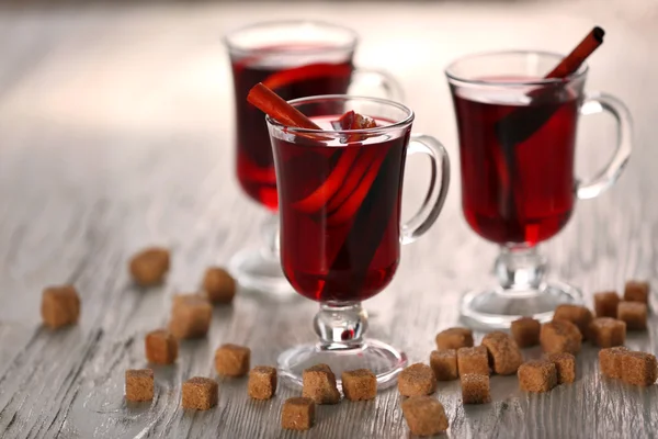 Glühwein auf Holztisch — Stockfoto