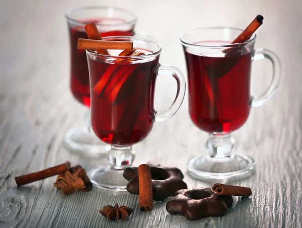 Vinho amontoado com biscoitos na mesa de madeira — Fotografia de Stock