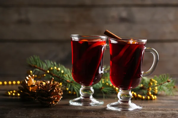 Glühwein auf Holztisch — Stockfoto