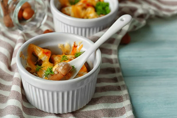 French dish julienne. Mushroom, chicken and cheese gratin in ceramic bowls, on wooden background — Stock Photo, Image