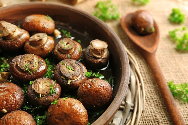 Cogumelos de champinhons assados com manteiga, salsa e alho assado em tigela marrom — Fotografia de Stock