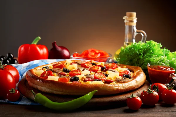 Deliciosa pizza con verduras y carne sobre fondo marrón —  Fotos de Stock