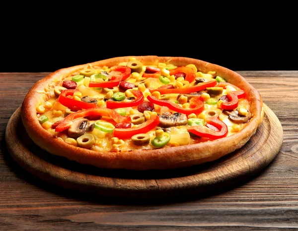 Deliziosa pizza con verdure e carne su sfondo nero — Foto Stock