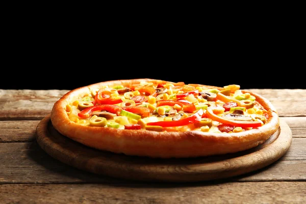 Deliciosa pizza con verduras sobre fondo negro — Foto de Stock