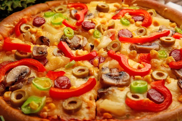 Deliziosa pizza affettata con verdure, primo piano — Foto Stock