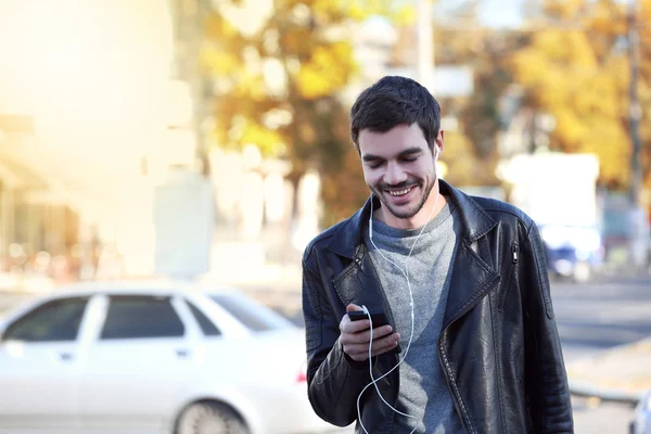 Hombre escuchando música al aire libre —  Fotos de Stock