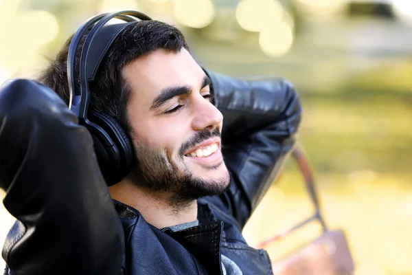 Muž poslouchá hudbu venku — Stock fotografie