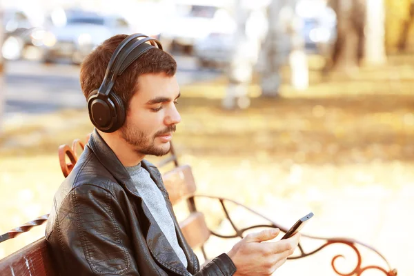 Homme écoutant de la musique en plein air — Photo