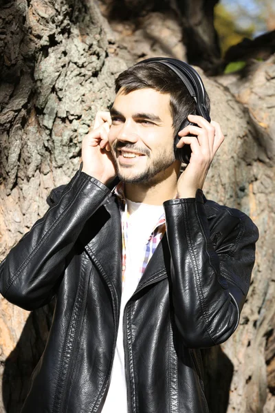 Hombre joven en auriculares — Foto de Stock