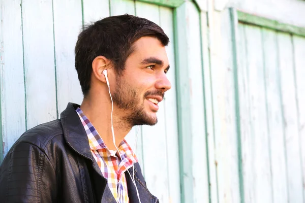 Hombre escuchando música al aire libre —  Fotos de Stock