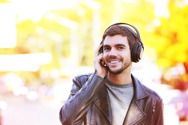 Mann hört Musik im Freien — Stockfoto