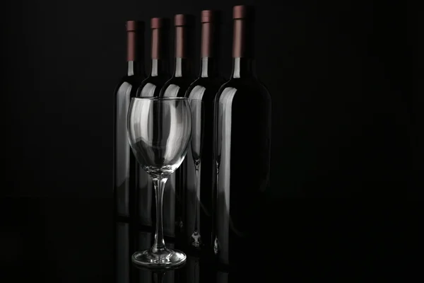 Garrafas de vinho em uma linha — Fotografia de Stock