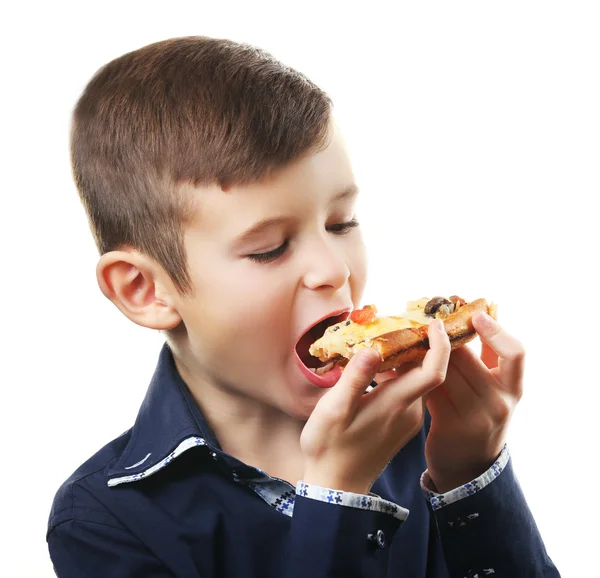 Kleiner Junge isst Pizza — Stockfoto