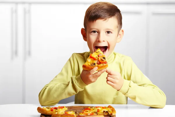 Menino comendo pizza — Fotografia de Stock