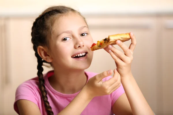 女の子ピザを食べる — ストック写真