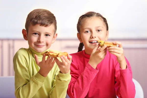 Crianças comendo pizza — Fotografia de Stock