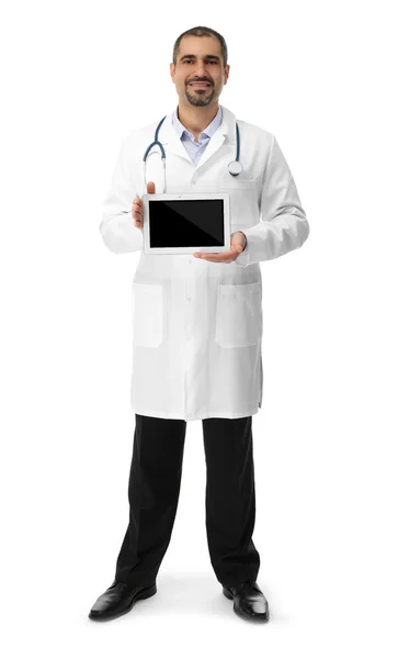 Porträtt av en läkare med tablett i händer — Stockfoto
