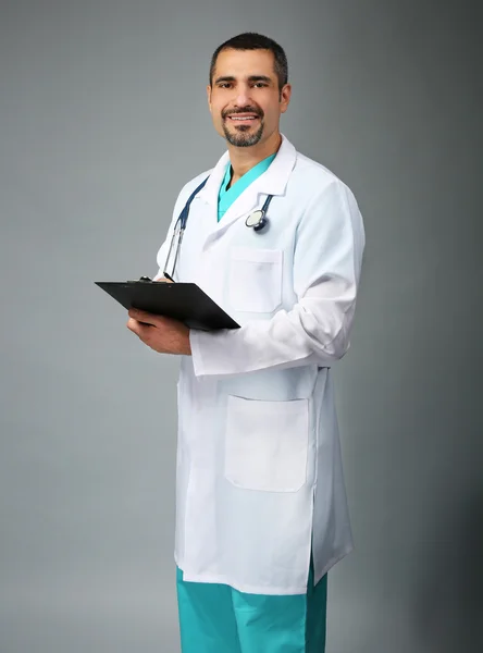 Médico com placa de prescrição nas mãos — Fotografia de Stock