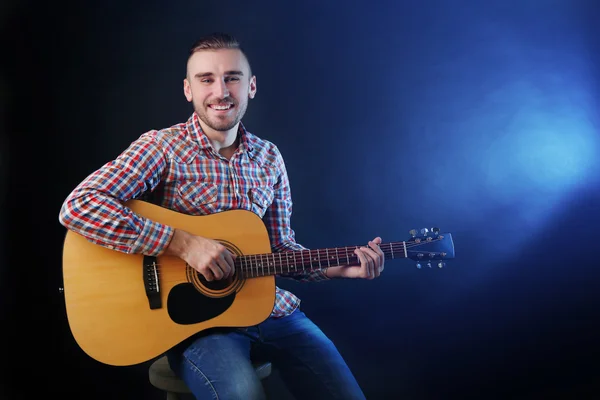 Ung man spelar gitarr — Stockfoto