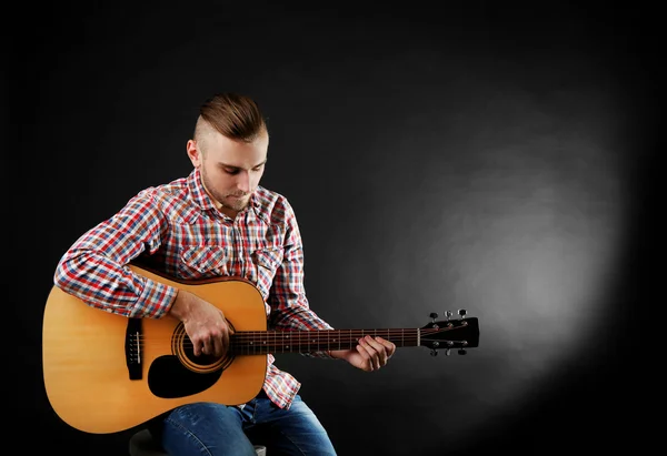 Junger Mann spielt Gitarre — Stockfoto