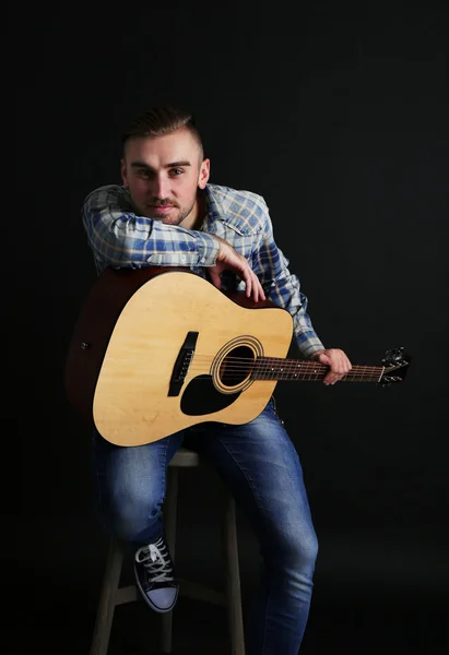 Jongeman met gitaar — Stockfoto
