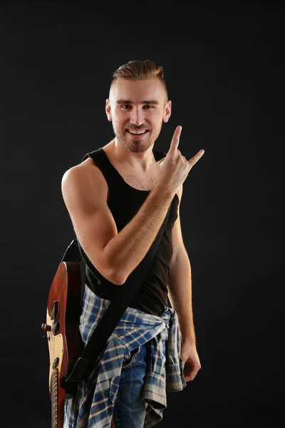 Jeune homme avec guitare électrique — Photo