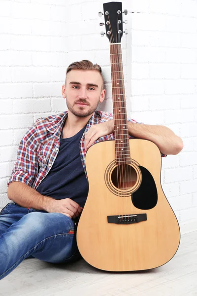 Joven músico con guitarra —  Fotos de Stock