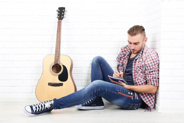 Joven músico con guitarra —  Fotos de Stock