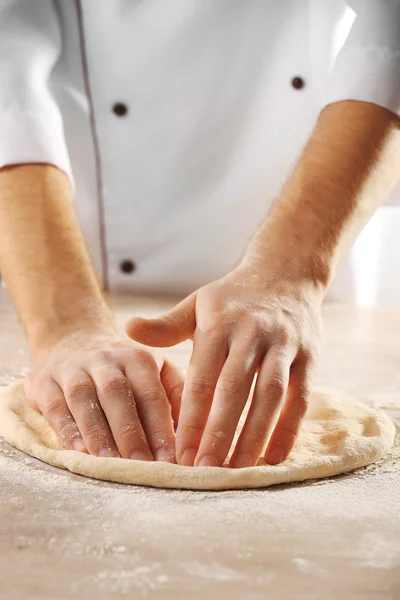 Ręce przygotowanie podstawa ciasta do pizzy na drewnianym stole, szczelnie-do góry — Zdjęcie stockowe