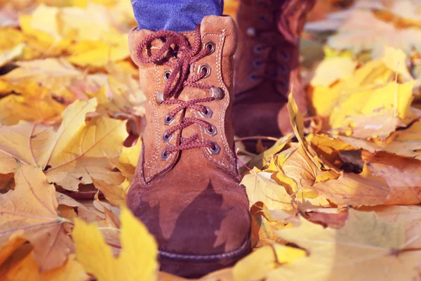 Patas femeninas en botas —  Fotos de Stock