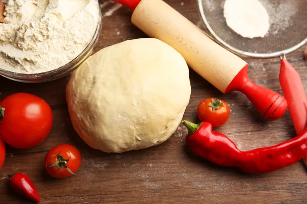 Ballen van deeg en ingrediënten voor pizza, op de tafel — Stockfoto