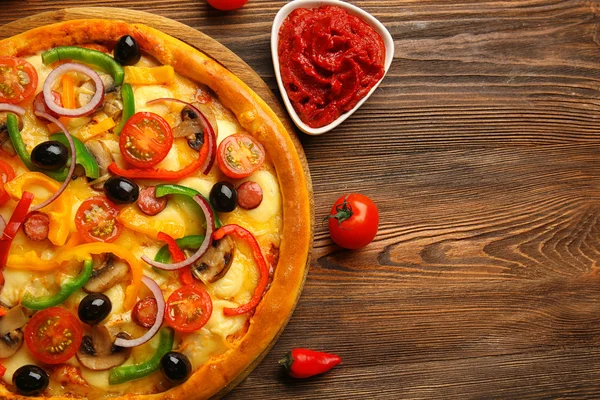 Sebze, ahşap masa ile lezzetli pizza — Stok fotoğraf