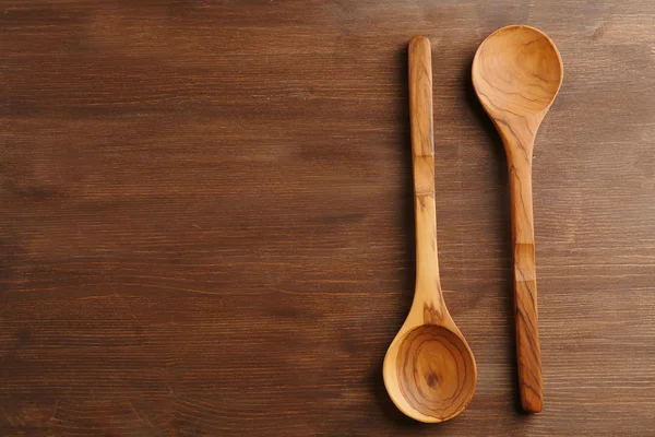 Dos cucharas de madera en la mesa, de cerca — Foto de Stock