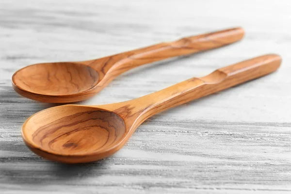 Dos cucharas de madera en la mesa, de cerca — Foto de Stock