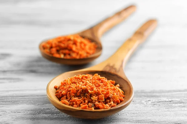 Duas colheres de madeira com especiarias na mesa, close-up — Fotografia de Stock