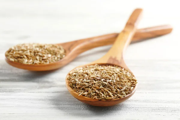 Two wooden spoons with cumin on the table, close-up — Stock Photo, Image