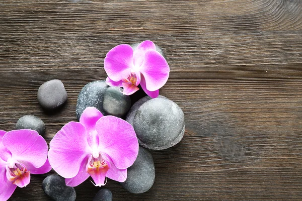 Spa taşlar ve orkide 