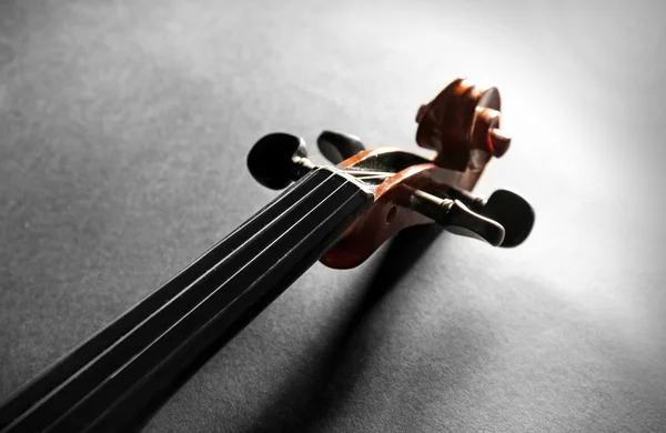 暗い背景にバイオリン — ストック写真