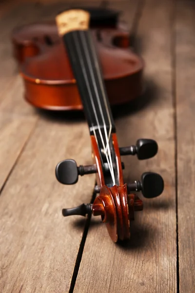 Violino em fundo de madeira — Fotografia de Stock