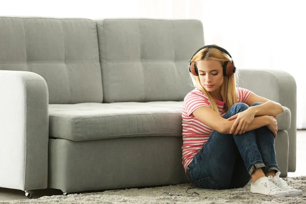 Жінка сидить і слухає музику — стокове фото
