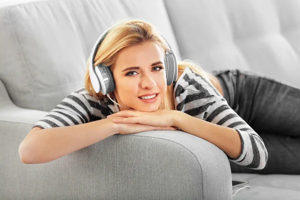 Mujer escuchando música — Foto de Stock