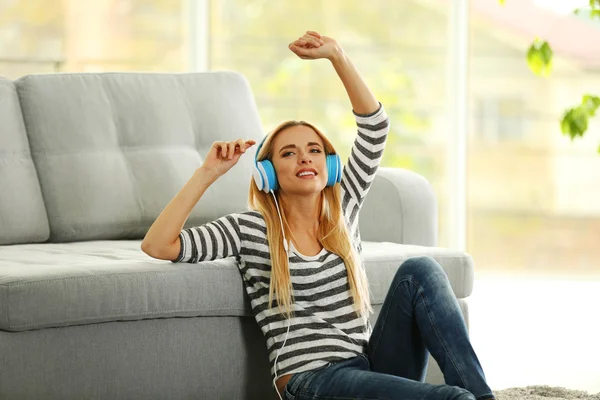 Junge Frau hört Musik — Stockfoto