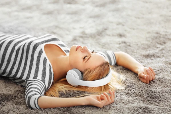 Young woman listening to music — Stock Photo, Image