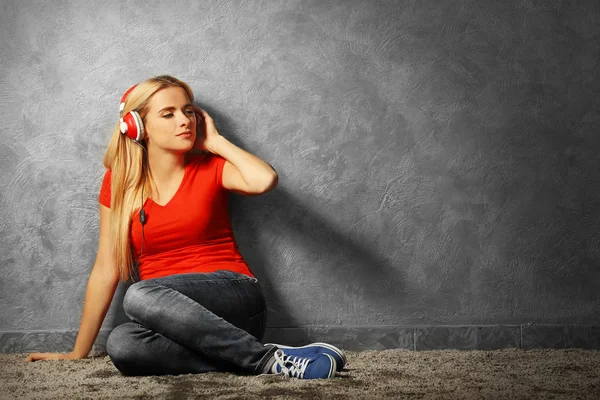 Young woman listening to music — Stock Photo, Image