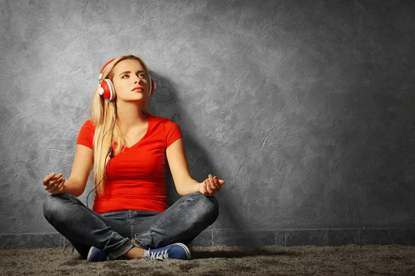 Mujer joven escuchando música —  Fotos de Stock