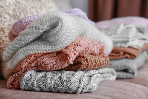 Vestiti a maglia sul divano — Foto Stock