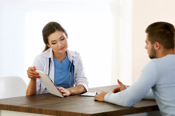 Médico falando com paciente do sexo masculino — Fotografia de Stock