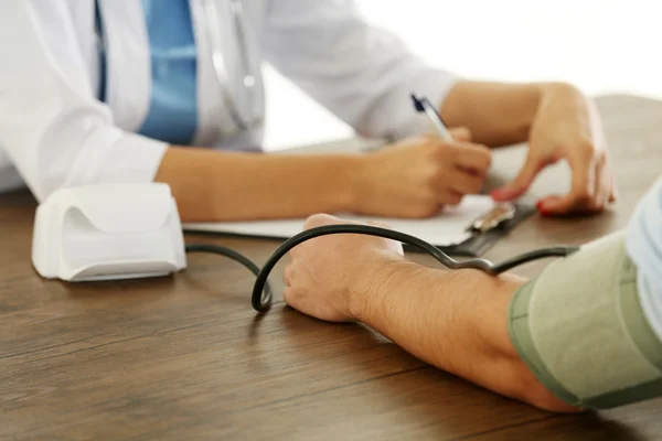 Médico examinando paciente — Fotografia de Stock